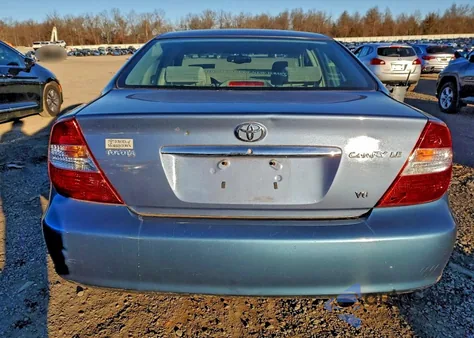 2004 Toyota Camry Le z USA, uszkodzony, nr VIN 4T1BF32K84U588117